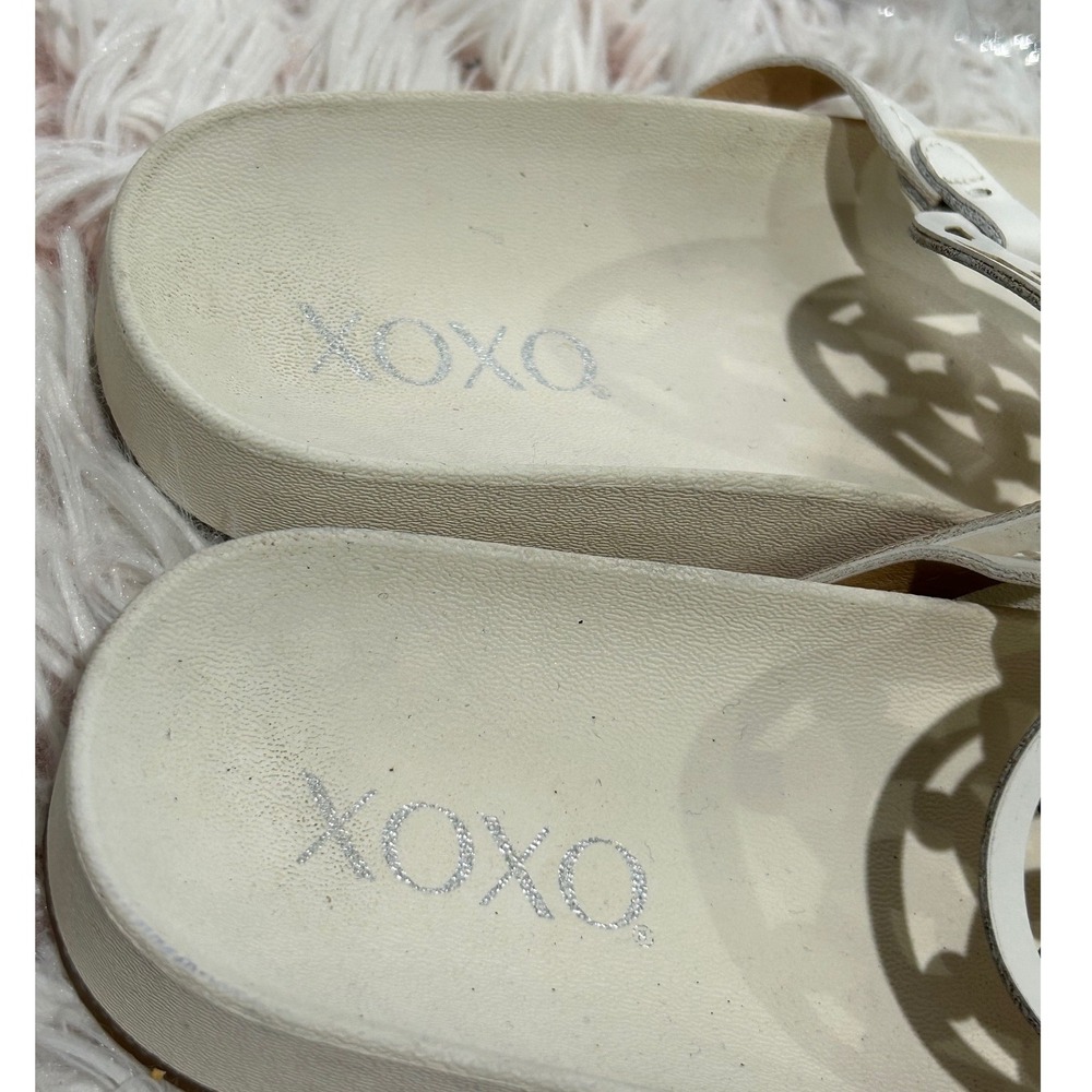 XOXO Thong Sandals Womens Size 8 White Medallion Cutout Flat Flip Flops - Picture 3 of 4